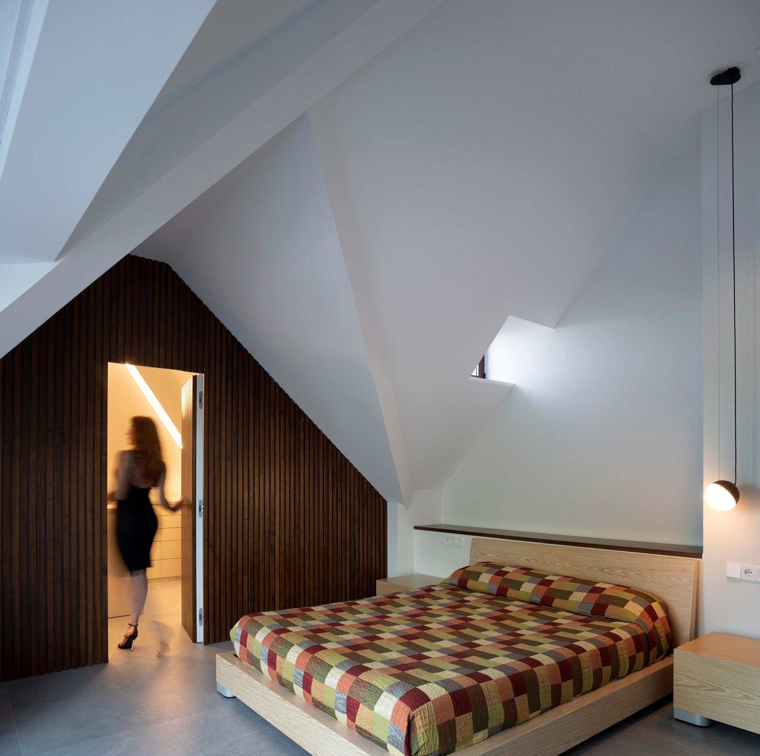 Dormitorio techo abuhardillado del proyecto Olimar